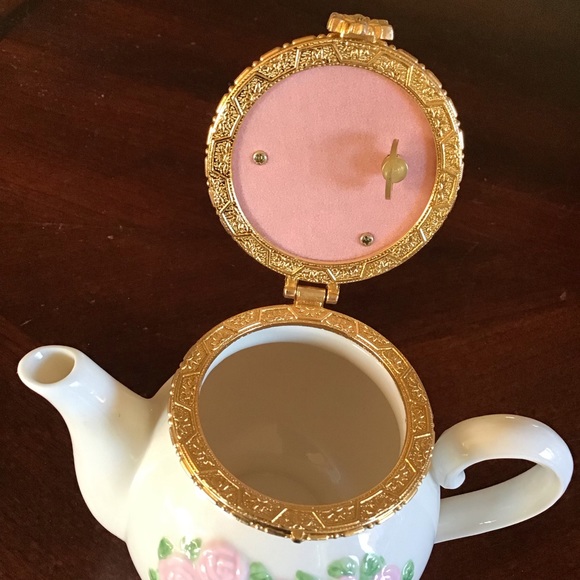 San Francisco Music Box Co. Friendship Tea Kettle Music Box: My Favorite Things - Picture 5 of 6